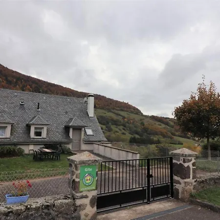 De Charme Au Coeur Des Volcans D'auvergne Avec Jardin Clos Et Acces Pmr - Fr-1-742-251 Semesterbostad